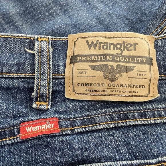 Wrangler Blue Denim Cut Off Jean Shorts Size 36 with Fun Appliqué Patches - Picture 5 of 6